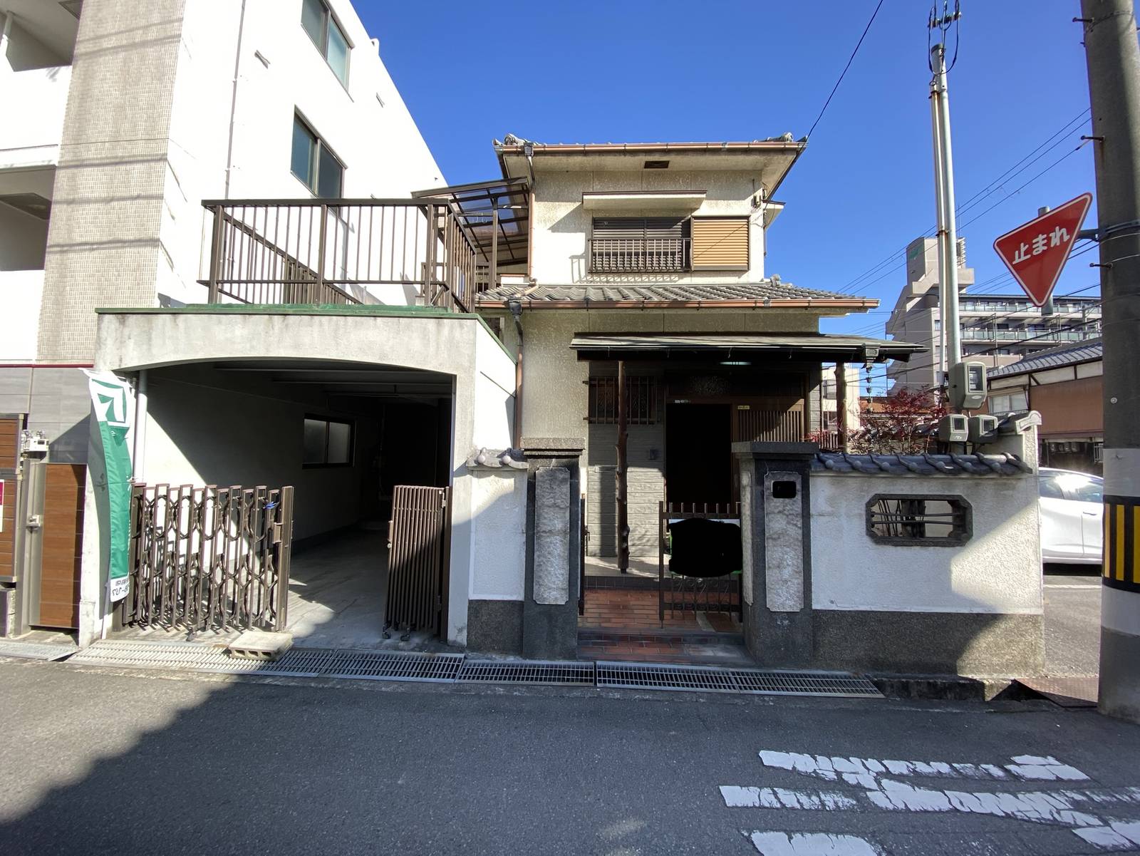改修前の外観。塀と門柱で前面を閉じていた