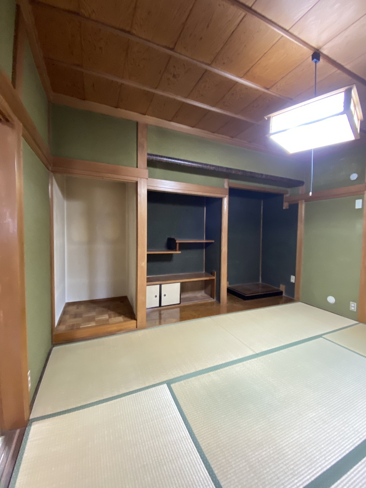 改修前の和室。床の間と書院