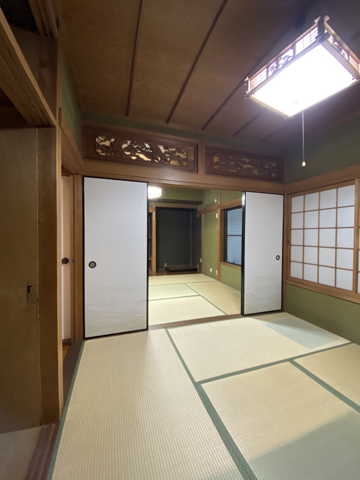 改修前。二間続きの和室と欄間