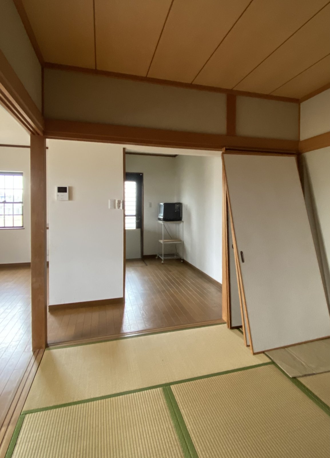 改修前。和室越しに旧キッチン方向を見る